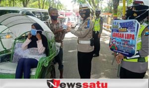 Polwan Satlantas Polres Pamekasan Bagikan Masker dan Hand Sanitizer