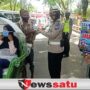 Polwan Satlantas Polres Pamekasan Bagikan Masker dan Hand Sanitizer