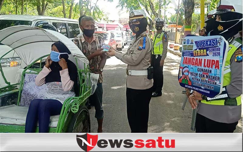 Polwan Satlantas Polres Pamekasan Bagikan Masker dan Hand Sanitizer