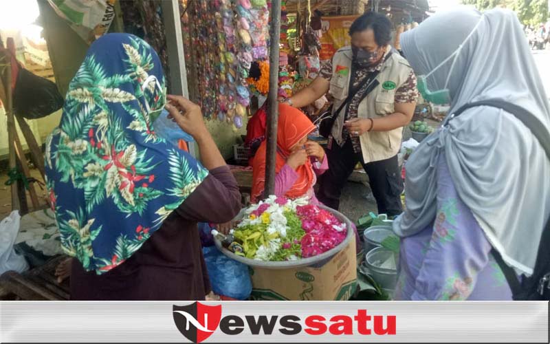 Hari Pahlawan, Relawan dan RAPI 19 Blusukan Masker ke Pasar Tumpah