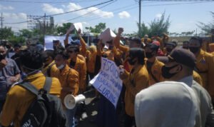 Tolak Biaya Wisuda, Mahasiswa Unija Demo dan Segel Kantor Rektor