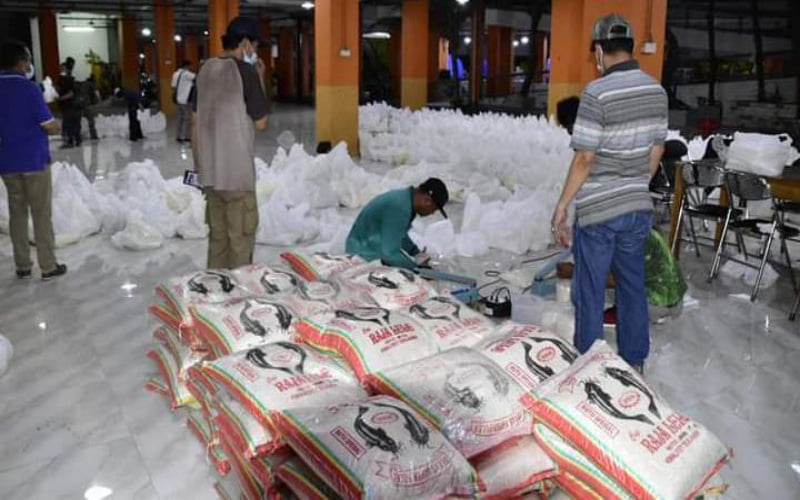 Ribuan Nelayan Di Surabaya Dapat Bantuan Sembako Selama La Nina