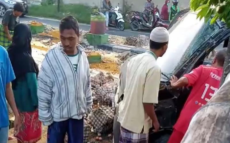 Tidak Konsentrasi, Mobil Pick up Terbalik Di Tlanakan Pamekasan