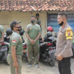 Menengok Kekompakan TNI/Polri Saat Gotong Royong di Asrama Polres Sampang