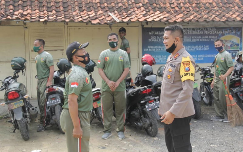 Menengok Kekompakan TNI/Polri Saat Gotong Royong di Asrama Polres Sampang
