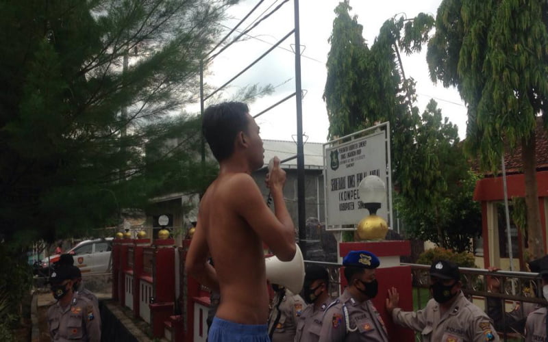 Soal Limbah Tambak Udang, Mahasiswa Sumenep Gelar Demo Tunggal Di DLH