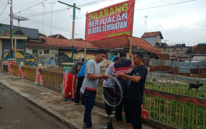 Warga Pamekasan Larang Pasar Dadakan di Jembatan