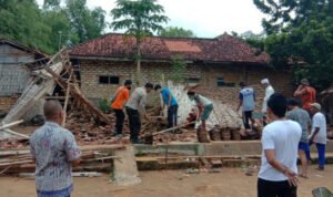 Dihantam Angin Kencang, Rumah Warga Pamekasan Ambruk
