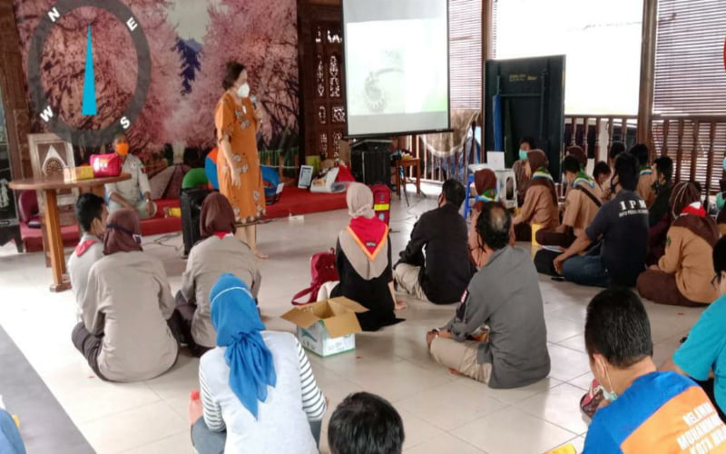 Relawan Belajar Tangani Gigitan Ular dari Pakar Toksikologi Indonesia