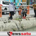 Pemkot Surabaya Keruk Aliran Sungai Rawan Banjir