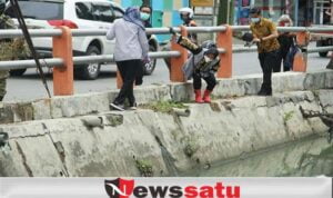 Pemkot Surabaya Keruk Aliran Sungai Rawan Banjir