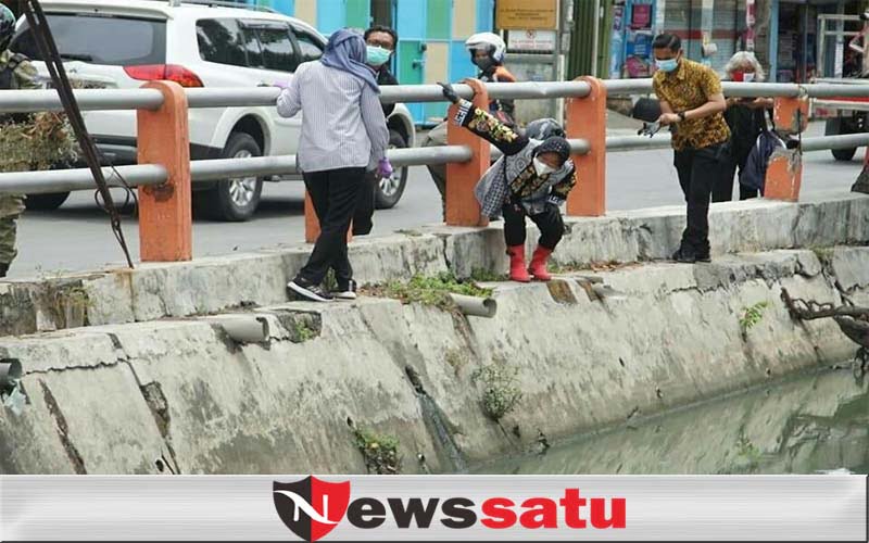 Pemkot Surabaya Keruk Aliran Sungai Rawan Banjir