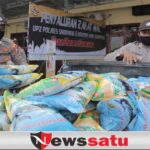 Polres Sampang Bagikan 745 Karung Beras Kepada Duafa
