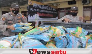 Polres Sampang Bagikan 745 Karung Beras Kepada Duafa