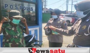 Polwan Sampang, Patroli Jumat Sambil Bagi Masker