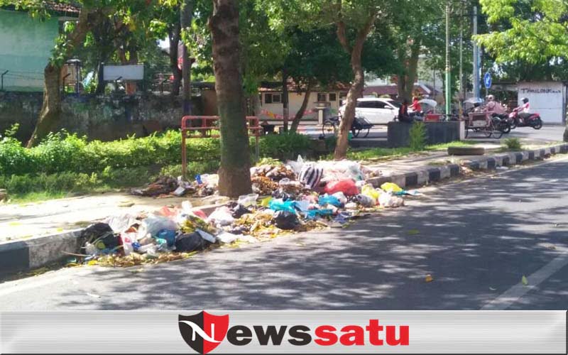 Sampah Terbengkalai 3 Hari di Samping Pendopo