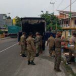 Satpol PP Pamekasan Tertibkan Pasar Dadakan di Jembatan