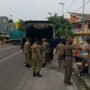 Satpol PP Pamekasan Tertibkan Pasar Dadakan di Jembatan