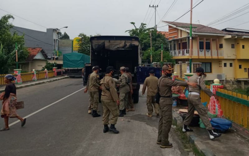 Satpol PP Pamekasan Tertibkan Pasar Dadakan di Jembatan