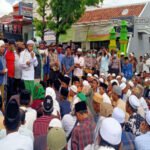 Massa Gruduk Mapolres dan Rumah Ibunda Mahfud MD Di Pamekasan