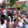 Massa Gruduk Mapolres dan Rumah Ibunda Mahfud MD Di Pamekasan