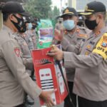Waspadai Pandemi, Polres Sampang Salurkan Peralatan Desinfeksi Ke Masjid