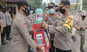 Waspadai Pandemi, Polres Sampang Salurkan Peralatan Desinfeksi Ke Masjid
