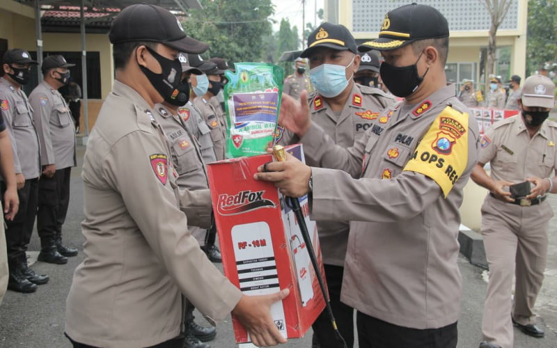 Waspadai Pandemi, Polres Sampang Salurkan Peralatan Desinfeksi Ke Masjid
