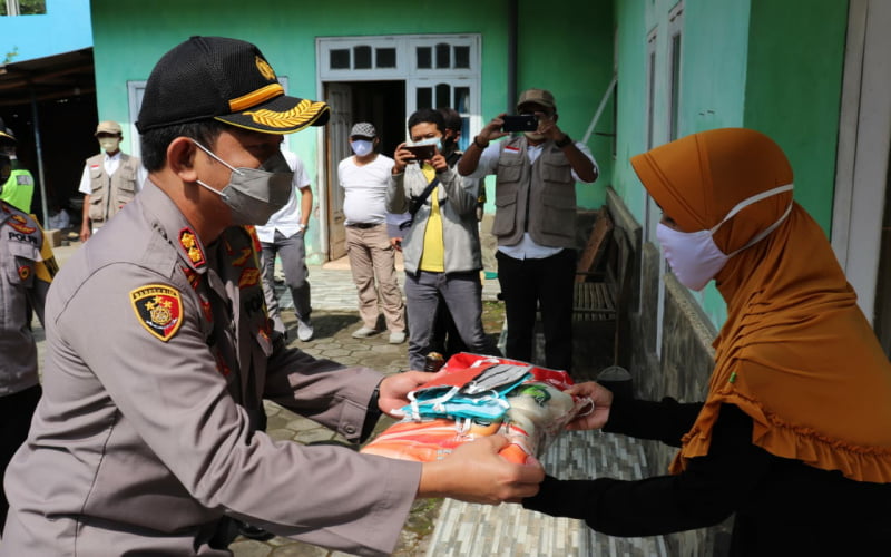 Peduli Sesama, Kapolres Batu Bagikan Sembako Ke Warga Terdampak Covid-19