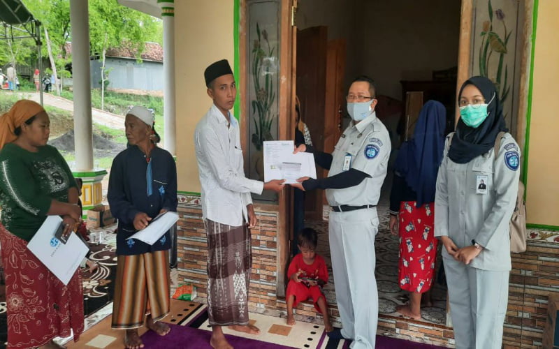 Jasa Raharja Serahkan Santunan Kepada Korban Laka Tol Madiun-Nganjuk di Pamekasan Jasa Raharja Serahkan Santunan Kepada Korban Laka Tol Madiun-Nganjuk di Pamekasan