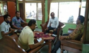 Sampah Berserakan, Warga Kolpajung Luruk Kantor DLH Pamekasan