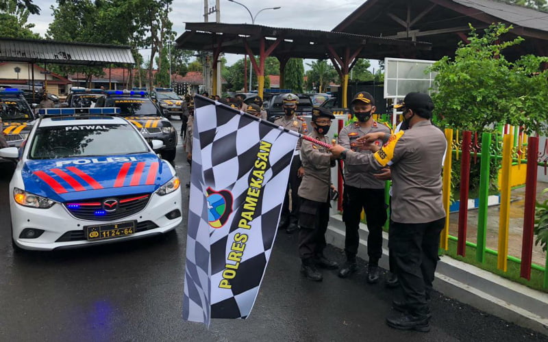 Polri Distribusikan Beras 10 Ton Untuk Warga Pamekasan