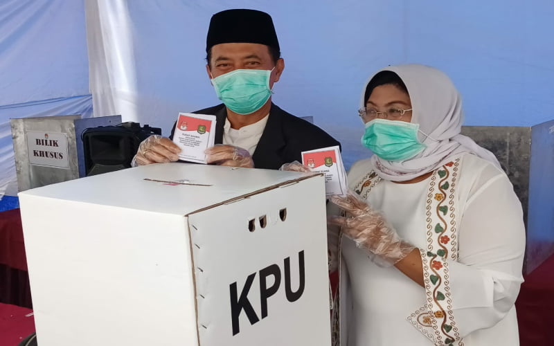 Fattah Jasin Gunakan Hak Pilihnya Di Kelurahan Kepanjin Sumenep