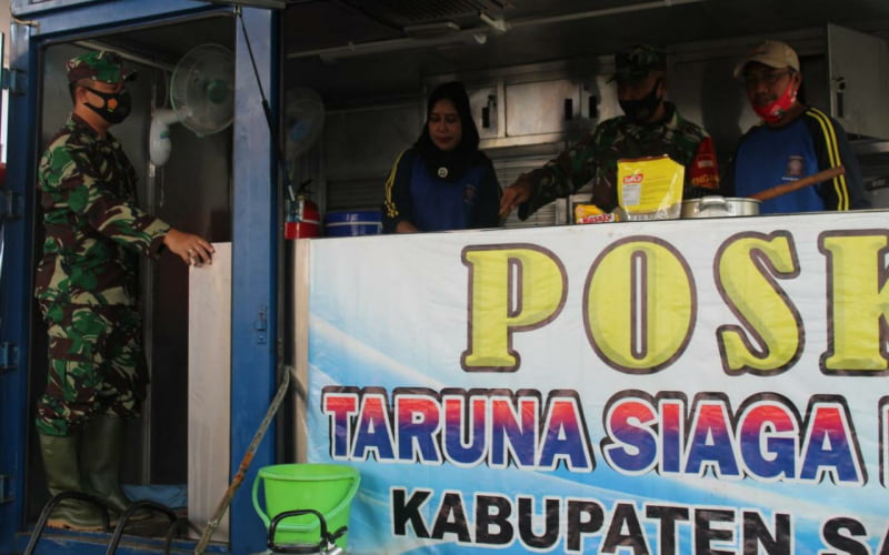 TNI AD Peduli Korban Banjir, Salurkan Sembako di Kabupaten Sampang
