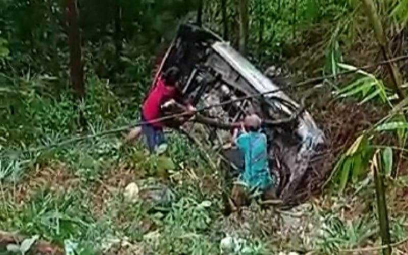 Mobil SiGAP Tergelincir Ke Dalam Jurang di Cok Gunung Pamekasan