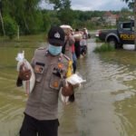 Polres Sampang Bagikan 10 Ton Beras Kepada Korban Banjir