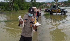 Polres Sampang Bagikan 10 Ton Beras Kepada Korban Banjir