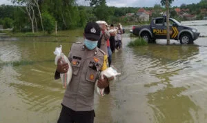 Polres Sampang Bagikan 10 Ton Beras Kepada Korban Banjir