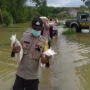 Polres Sampang Bagikan 10 Ton Beras Kepada Korban Banjir