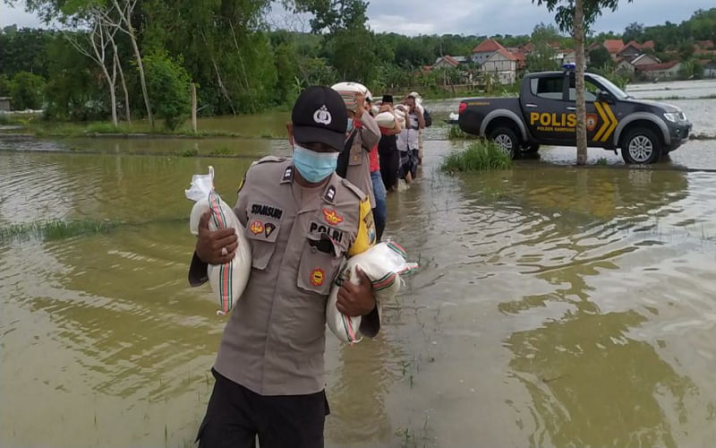 Polres Sampang Bagikan 10 Ton Beras Kepada Korban Banjir