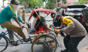 Zona Orange, Kapolres Pamekasan Pimpin Langsung Ops Yustisi dan Beri Masker Gratis