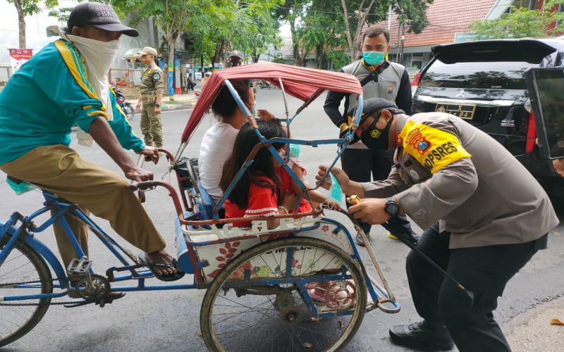 Zona Orange, Kapolres Pamekasan Pimpin Langsung Ops Yustisi dan Beri Masker Gratis