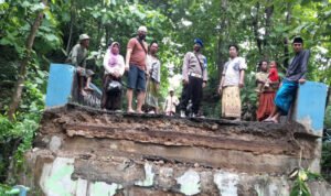 Jembatan Somber di Tambelangan Sampang Amblas