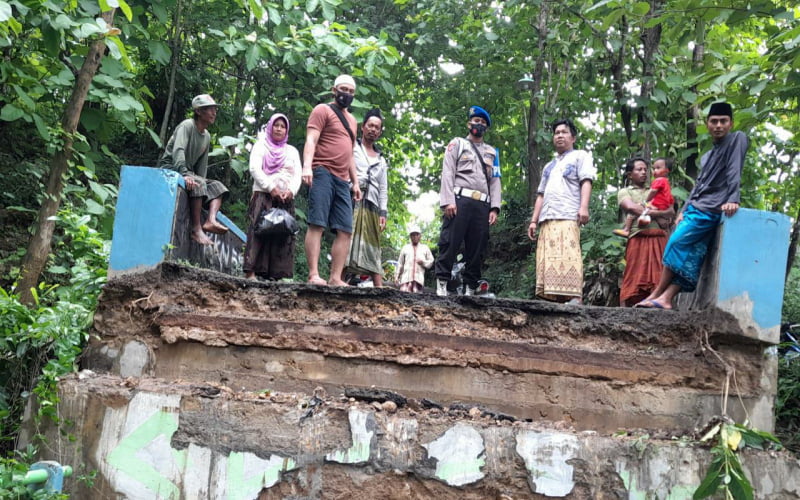 Jembatan Somber di Tambelangan Sampang Amblas