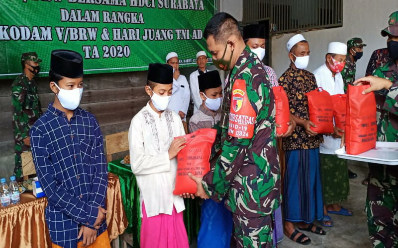 Danrem 084 bersama HDCI Bagikan sembako di Ponpes Al-Mursyid Aram-Aram Pamekasan