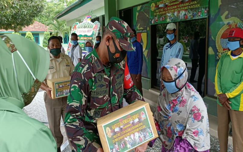 Hari Juang TNI AD dan HUT Kodam V/BRW Ke-72, Kodim Pamekasan Bagi-bagi Sembako