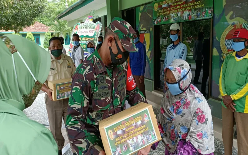 Hari Juang TNI AD dan HUT Kodam V/BRW Ke-72, Kodim Pamekasan Bagi-bagi Sembako