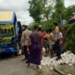 Dump Truck Muatan Berat Terguling di Kadur