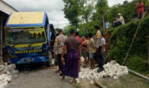 Dump Truck Muatan Berat Terguling di Kadur