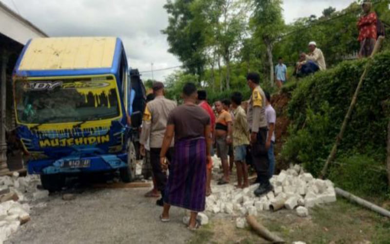 Dump Truck Muatan Berat Terguling di Kadur